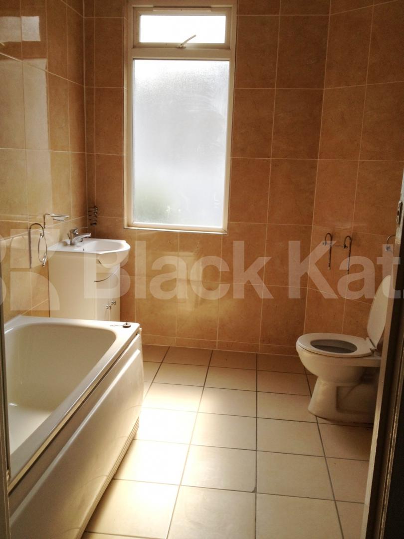 			NEW INSTRUCTION, 3 Bedroom, 1 bath, 1 reception Maisonette			 Silverthorne Road, Battersea Park